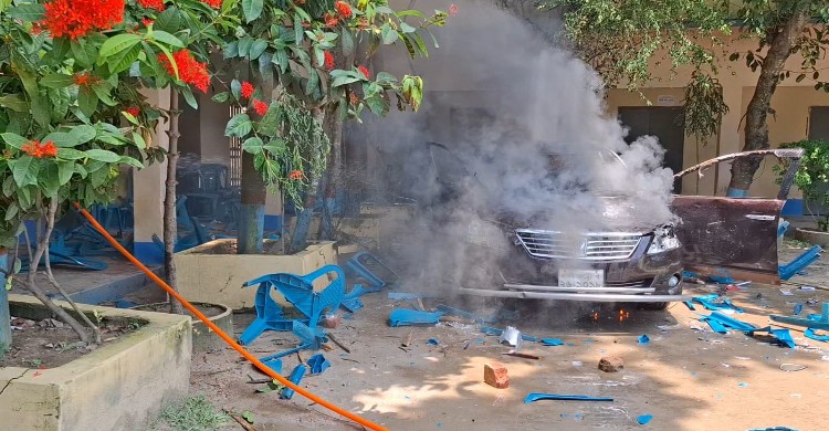 আওয়ামী লীগের সাধারণ সম্পাদকের গাড়িতে আগু